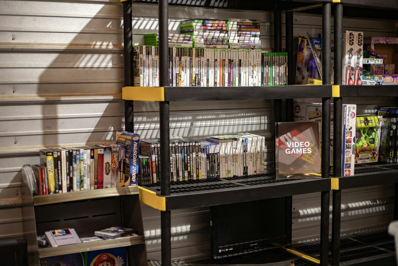 Rayonnages garnis de boîtiers de jeux dans la boutique
