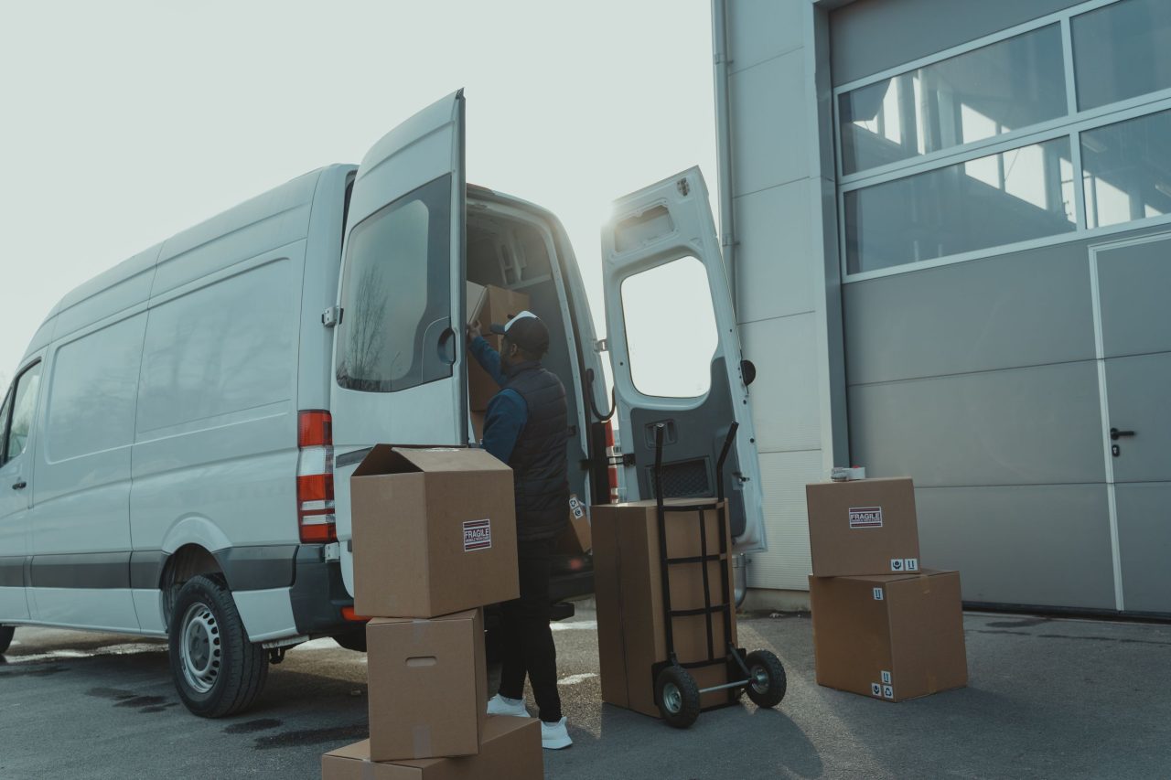 Chargement du camion : palettes de colis poussées vers la porte arrière