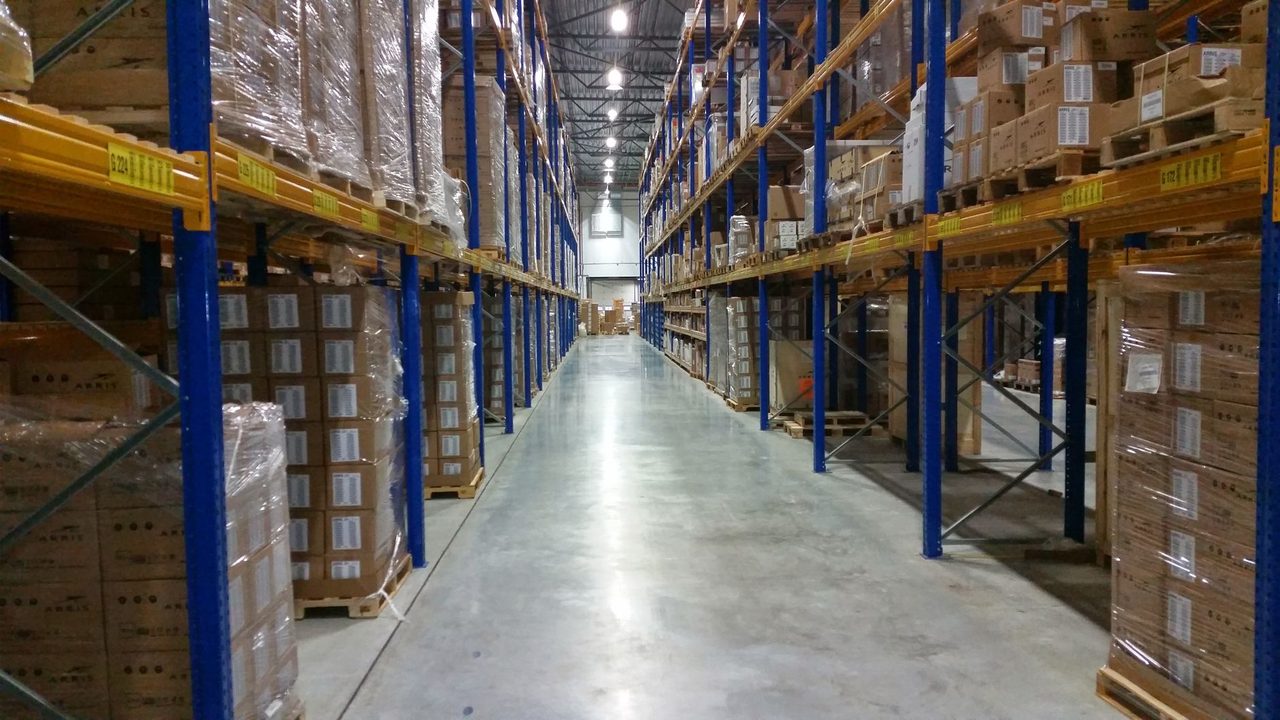 Allée de rayonnages chargés de cartons dans notre entrepôt