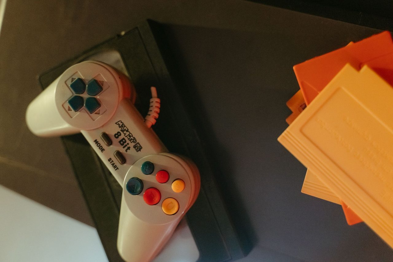Manette de console classique posée sur un plan de travail clair