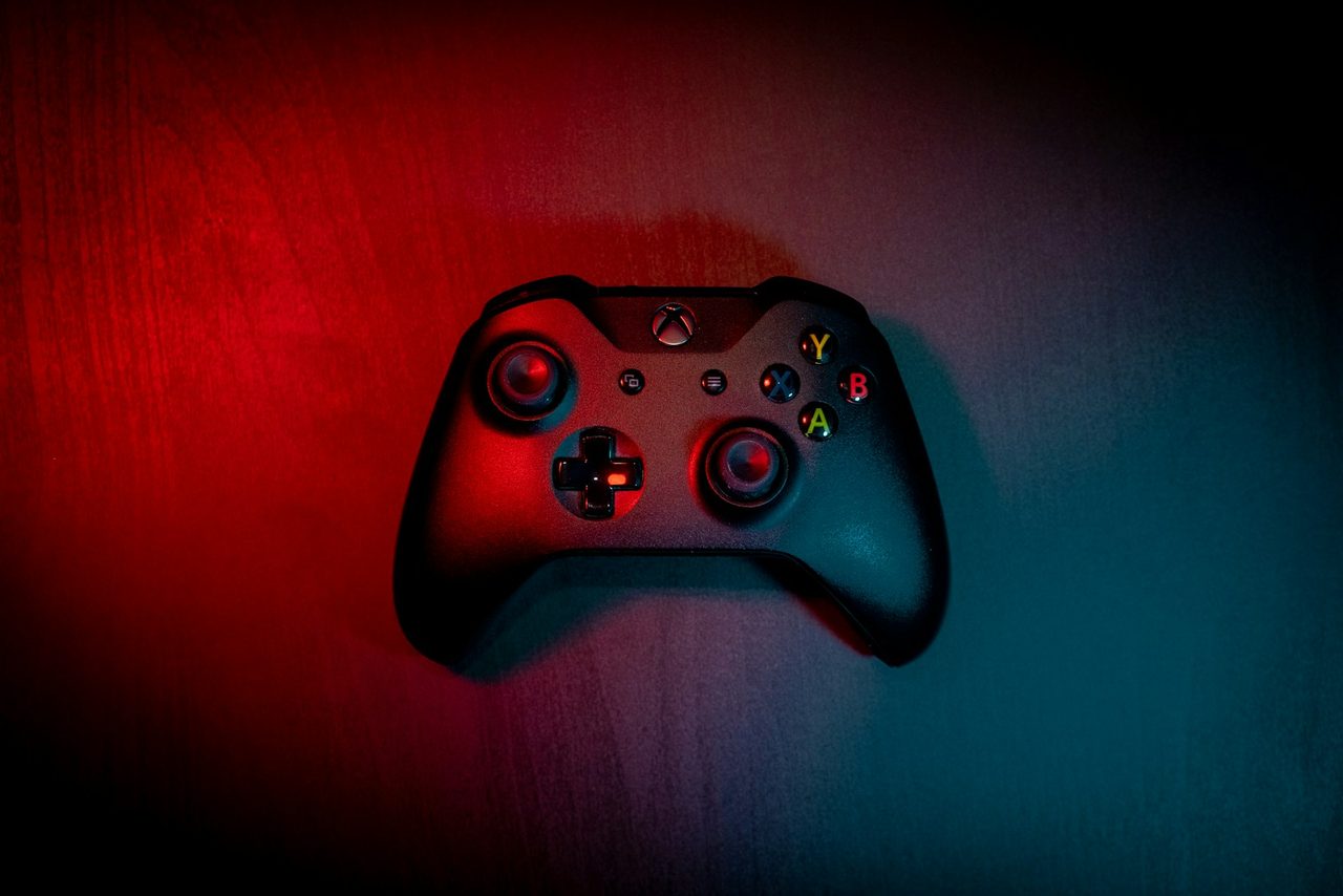 Manette de jeu sans fil éclairée sur un plan de travail