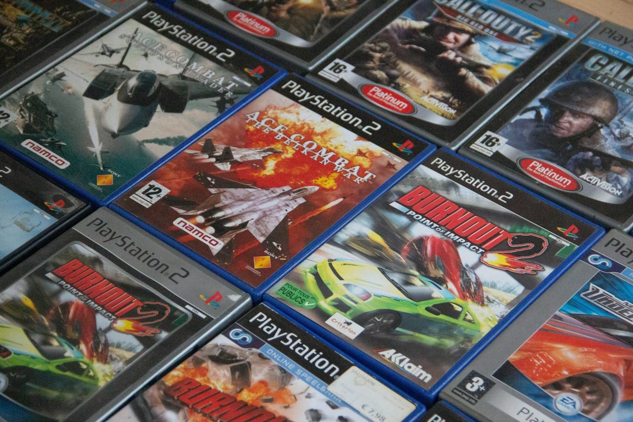 Boîtiers de jeux disposés à plat, jaquettes et notices visibles