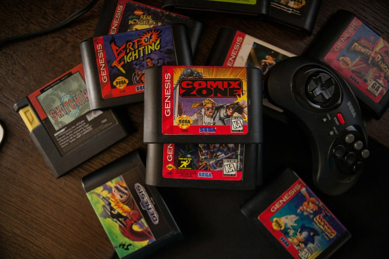 Cartouches de console classées à plat autour d’une manette
